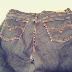 ** Women's Levis